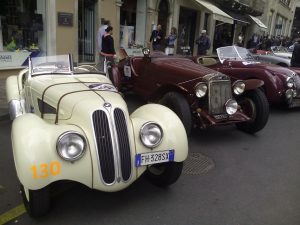 bmw-328-din-1939-stanga-si-om-665-ss-mm-superba-din-1930-in-piazza-della-vittoria