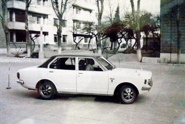 Toyota (Toyopet) model Corona 1700 Deluxe, capacitate motor 1707 cmc, benzină, 5 locuri, culoare alb cu acoperiș de vinil belumarin.