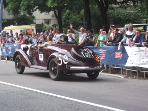 echiajul-italian-g-fisichella-si-l-tommasin-cu-un-elegant-alfa-romeo-6c-2300-pescara-spider-1935-trecand-linia-de-sosire-de-la-viale-venezia