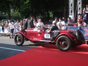 echipajul-britanic-jamie-si-susanna-constable-cu-un-exclusiv-alfa-romeo-6c-1500-ss-zagato-model-1930-trecand-linia-de-sosire-la-viale-venezia