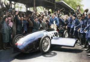 Jos pălăria: Fritz von Opel fericit după cursa nebună cu RAK 2. Opel a retușat originala fotografie alb negru din 1928 pe baza informațiilor istorice pentru a aniversa 90 de ani de la cursa de doborâre a recordului de viteză.