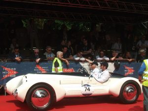 unul-din-vip-urile-acestei-editii-echipajul-italian-corrado-si-duccio-lopresto-cu-alfa-romeo-6c-1750-gs-aprile-1931-la-startul-de-la-viale-venezia