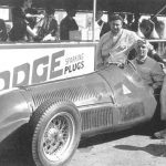 Fangio şi Parnell lȃngă monopostul lui Farina înainte de antrenamentele libere