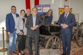 Franz Baldauf, Wiener Neustadt: Deschiderea expoziției speciale „150 de ani de automobil austriac pe benzină - de la sfârșit la început", lângă o mașină istorică Siegfried Marcus (replică) din jurul anului 1875.
